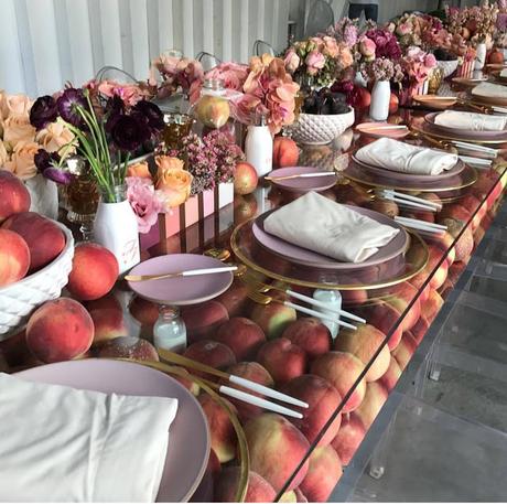 Wedding Inspiration: mesa de banquete de boda decorada con frutas de temporada