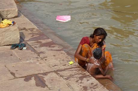 La India: primeras impresiones de un viajero impresionado madre-hijo-varanasi