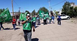 Ate recorre la calles de Piedra del Aguila