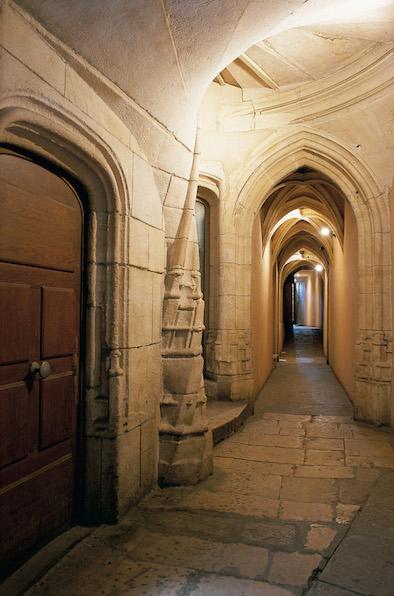 traboules: un concepto diferente de espacio público urbano traboules: un concepto diferente de espacio público urbano