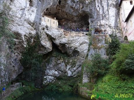Peña Sienra desde Covadonga: Cueva de la Santina