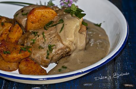 Pollo Guisado con Cuarenta Dientes de Ajo y Hierbas Aromáticas