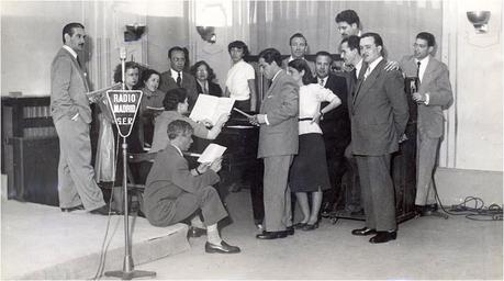 Resultado de imagen de Escuchando la radio años sesenta