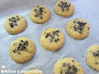 GALLETAS DE ACEITE DE OLIVA Y QUESO CON ESCAMAS DE SAL NEGRA (Y SORPRESA)