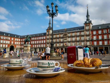Relaxing cup of café con cruasán