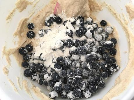 recetas delikatissen Recetas Americanas postres arándanos Buttermilk blueberry cake bizochos caseros bizcochos ligeros esponjosos bizcochos con frutas bizcocho de arándanos 