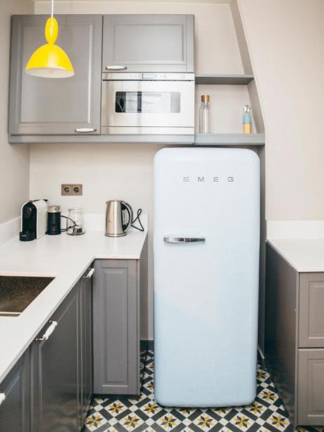 Apartamento chic en gris y amarillo