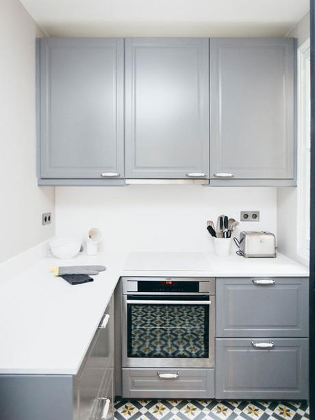 Apartamento chic en gris y amarillo