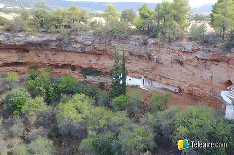 Capilla dentro de un cráter de Grecia