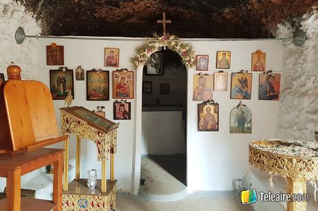 Capilla dentro de un cráter de Grecia
