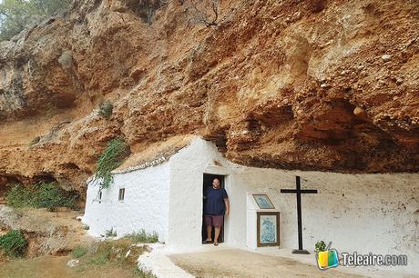 Capilla dentro de un cráter de Grecia