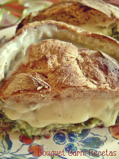 Pan relleno con vegetales y quesos