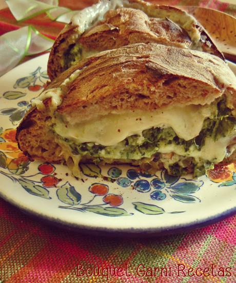 Pan relleno con vegetales y quesos