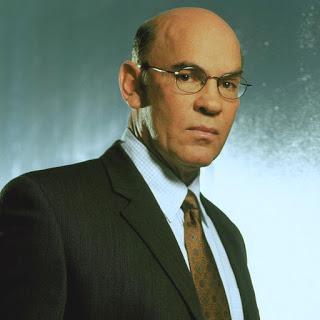 Director adjunto Walter Skinner (Mitch Pileggi)