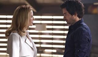 Grace Barrows (Jennifer Finnigan) y Darius Tanz (Santiago Cabrera) 