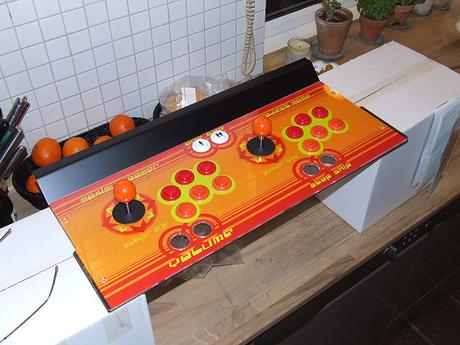 Creó su propia maquina arcade con un panel de control personalizado