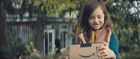 Las cajas de Amazon se ponen cantarinas en su nuevo anuncio navideño