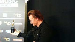 Fotos y relato del paso de Bono y Adam Clayton por Los 40 Music Awards Fotos y relato del paso de Bono y Adam Clayton por Los 40 Music Awards