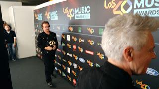 Fotos y relato del paso de Bono y Adam Clayton por Los 40 Music Awards