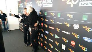 Fotos y relato del paso de Bono y Adam Clayton por Los 40 Music Awards