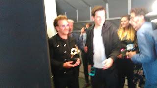 Fotos y relato del paso de Bono y Adam Clayton por Los 40 Music Awards