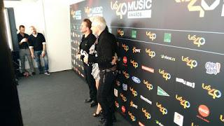 Fotos y relato del paso de Bono y Adam Clayton por Los 40 Music Awards