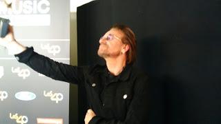 Fotos y relato del paso de Bono y Adam Clayton por Los 40 Music Awards