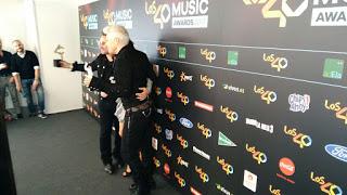 Fotos y relato del paso de Bono y Adam Clayton por Los 40 Music Awards