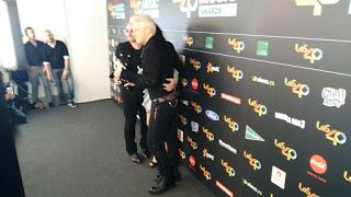 Fotos y relato del paso de Bono y Adam Clayton por Los 40 Music Awards