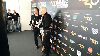 Fotos y relato del paso de Bono y Adam Clayton por Los 40 Music Awards