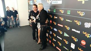 Fotos y relato del paso de Bono y Adam Clayton por Los 40 Music Awards