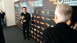 Fotos y relato del paso de Bono y Adam Clayton por Los 40 Music Awards