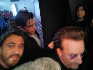 Fotos y relato del paso de Bono y Adam Clayton por Los 40 Music Awards