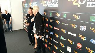 Fotos y relato del paso de Bono y Adam Clayton por Los 40 Music Awards