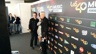 Fotos y relato del paso de Bono y Adam Clayton por Los 40 Music Awards