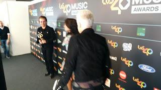 Fotos y relato del paso de Bono y Adam Clayton por Los 40 Music Awards