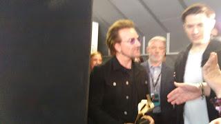 Fotos y relato del paso de Bono y Adam Clayton por Los 40 Music Awards