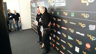 Fotos y relato del paso de Bono y Adam Clayton por Los 40 Music Awards