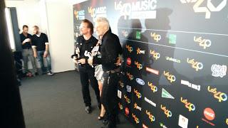 Fotos y relato del paso de Bono y Adam Clayton por Los 40 Music Awards