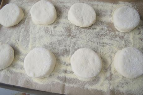 English muffins o panecillos en sartén al estilo inglés