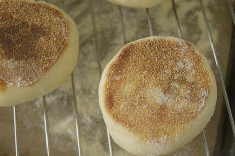English muffins o panecillos en sartén al estilo inglés