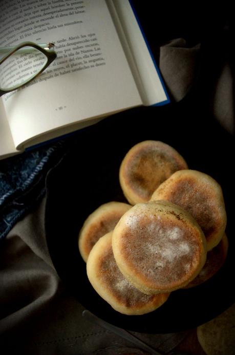 English muffins o panecillos en sartén al estilo inglés
