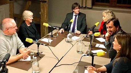 [A vuelapluma]  De capa caída