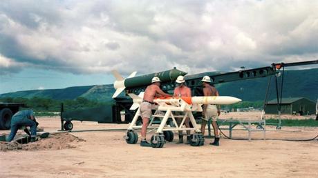 Desclasifican imágenes que muestran innumerables ataques nucleares a la atmósfera