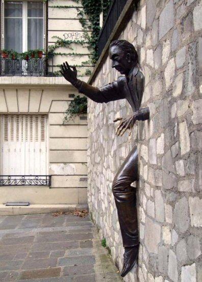 La statue Le Passe-muraille - Paris 18ème