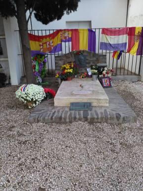 La tumba de Machado recibe cientos de visitas y homenajes al año