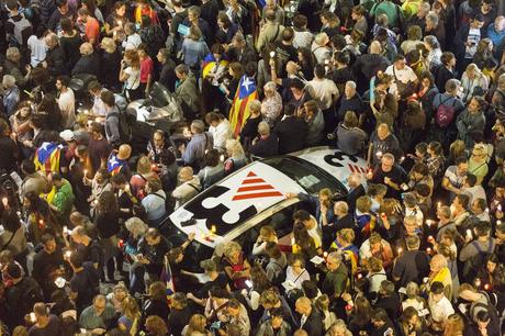 Un vehículo de TV3 entre la multitud en una concentración para pedir la liberación de los presidentes de la ANC y Òmnium, Jordi Sànchez y Jordi Cuixart, el pasado mes de octubre.