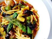 Fideos caldosos cazuela sepia espárragos