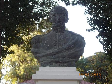 Una plaza amplia y fresca Una plaza amplia y fresca