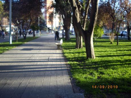 Una plaza amplia y fresca Una plaza amplia y fresca